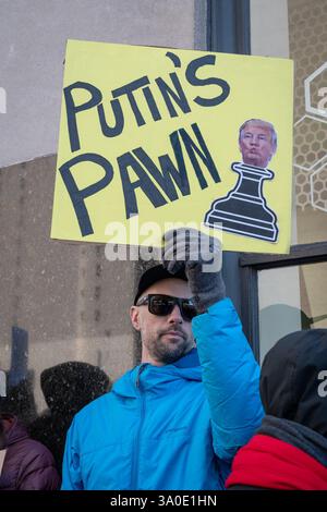 Pittsburgh, Pennsylvania, USA. März 2025. Demonstranten versammelten sich am Montag in der Grant Street vor dem Büro von Senator David McCormick in Pittsburgh, um ihre Unterstützung für die Ukraine und ihren Präsidenten Zelensky zu zeigen. Quelle: Heather Mull/ZUMA Press Wire/ZUMA Wire/Alamy Live News Stockfoto