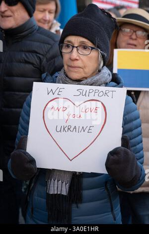 Pittsburgh, Pennsylvania, USA. März 2025. Demonstranten versammelten sich am Montag in der Grant Street vor dem Büro von Senator David McCormick in Pittsburgh, um ihre Unterstützung für die Ukraine und ihren Präsidenten Zelensky zu zeigen. Quelle: Heather Mull/ZUMA Press Wire/ZUMA Wire/Alamy Live News Stockfoto