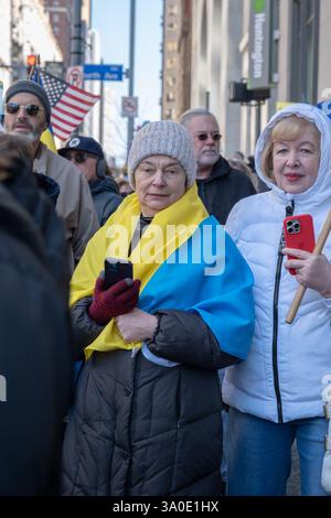 Pittsburgh, Pennsylvania, USA. März 2025. Demonstranten versammelten sich am Montag in der Grant Street vor dem Büro von Senator David McCormick in Pittsburgh, um ihre Unterstützung für die Ukraine und ihren Präsidenten Zelensky zu zeigen. Quelle: Heather Mull/ZUMA Press Wire/ZUMA Wire/Alamy Live News Stockfoto