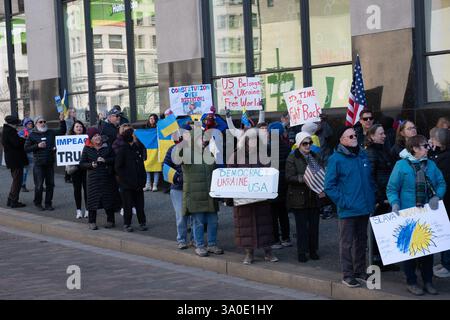 Pittsburgh, Pennsylvania, USA. März 2025. Demonstranten versammelten sich am Montag in der Grant Street vor dem Büro von Senator David McCormick in Pittsburgh, um ihre Unterstützung für die Ukraine und ihren Präsidenten Zelensky zu zeigen. Quelle: Heather Mull/ZUMA Press Wire/ZUMA Wire/Alamy Live News Stockfoto