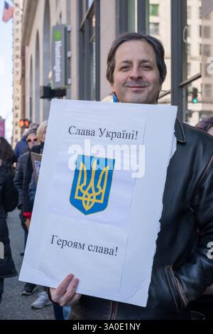 Pittsburgh, Pennsylvania, USA. März 2025. Demonstranten versammelten sich am Montag in der Grant Street vor dem Büro von Senator David McCormick in Pittsburgh, um ihre Unterstützung für die Ukraine und ihren Präsidenten Zelensky zu zeigen. Quelle: Heather Mull/ZUMA Press Wire/ZUMA Wire/Alamy Live News Stockfoto