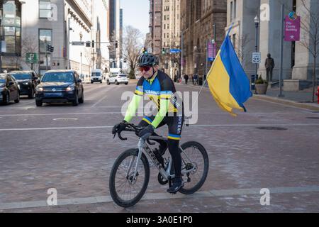Pittsburgh, Pennsylvania, USA. März 2025. Demonstranten versammelten sich am Montag in der Grant Street vor dem Büro von Senator David McCormick in Pittsburgh, um ihre Unterstützung für die Ukraine und ihren Präsidenten Zelensky zu zeigen. Quelle: Heather Mull/ZUMA Press Wire/ZUMA Wire/Alamy Live News Stockfoto