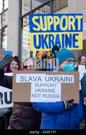 Pittsburgh, Pennsylvania, USA. März 2025. Demonstranten versammelten sich am Montag in der Grant Street vor dem Büro von Senator David McCormick in Pittsburgh, um ihre Unterstützung für die Ukraine und ihren Präsidenten Zelensky zu zeigen. Quelle: Heather Mull/ZUMA Press Wire/ZUMA Wire/Alamy Live News Stockfoto
