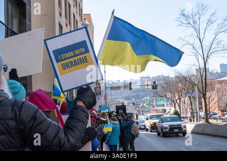 Pittsburgh, Pennsylvania, USA. März 2025. Demonstranten versammelten sich am Montag in der Grant Street vor dem Büro von Senator David McCormick in Pittsburgh, um ihre Unterstützung für die Ukraine und ihren Präsidenten Zelensky zu zeigen. Quelle: Heather Mull/ZUMA Press Wire/ZUMA Wire/Alamy Live News Stockfoto