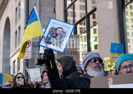 Pittsburgh, Pennsylvania, USA. März 2025. Demonstranten versammelten sich am Montag in der Grant Street vor dem Büro von Senator David McCormick in Pittsburgh, um ihre Unterstützung für die Ukraine und ihren Präsidenten Zelensky zu zeigen. Quelle: Heather Mull/ZUMA Press Wire/ZUMA Wire/Alamy Live News Stockfoto