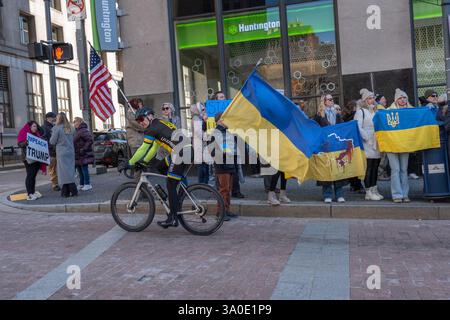 Pittsburgh, Pennsylvania, USA. März 2025. Demonstranten versammelten sich am Montag in der Grant Street vor dem Büro von Senator David McCormick in Pittsburgh, um ihre Unterstützung für die Ukraine und ihren Präsidenten Zelensky zu zeigen. Quelle: Heather Mull/ZUMA Press Wire/ZUMA Wire/Alamy Live News Stockfoto