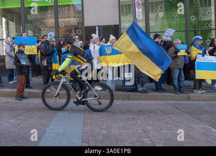 Pittsburgh, Pennsylvania, USA. März 2025. Demonstranten versammelten sich am Montag in der Grant Street vor dem Büro von Senator David McCormick in Pittsburgh, um ihre Unterstützung für die Ukraine und ihren Präsidenten Zelensky zu zeigen. Quelle: Heather Mull/ZUMA Press Wire/ZUMA Wire/Alamy Live News Stockfoto