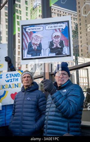 Pittsburgh, Pennsylvania, USA. März 2025. Demonstranten versammelten sich am Montag in der Grant Street vor dem Büro von Senator David McCormick in Pittsburgh, um ihre Unterstützung für die Ukraine und ihren Präsidenten Zelensky zu zeigen. Quelle: Heather Mull/ZUMA Press Wire/ZUMA Wire/Alamy Live News Stockfoto