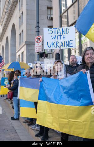 Pittsburgh, Pennsylvania, USA. März 2025. Demonstranten versammelten sich am Montag in der Grant Street vor dem Büro von Senator David McCormick in Pittsburgh, um ihre Unterstützung für die Ukraine und ihren Präsidenten Zelensky zu zeigen. Quelle: Heather Mull/ZUMA Press Wire/ZUMA Wire/Alamy Live News Stockfoto