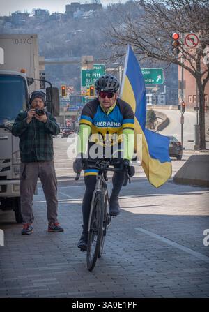 Pittsburgh, Pennsylvania, USA. März 2025. Demonstranten versammelten sich am Montag in der Grant Street vor dem Büro von Senator David McCormick in Pittsburgh, um ihre Unterstützung für die Ukraine und ihren Präsidenten Zelensky zu zeigen. Quelle: Heather Mull/ZUMA Press Wire/ZUMA Wire/Alamy Live News Stockfoto