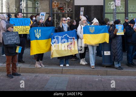 Pittsburgh, Pennsylvania, USA. März 2025. Demonstranten versammelten sich am Montag in der Grant Street vor dem Büro von Senator David McCormick in Pittsburgh, um ihre Unterstützung für die Ukraine und ihren Präsidenten Zelensky zu zeigen. Quelle: Heather Mull/ZUMA Press Wire/ZUMA Wire/Alamy Live News Stockfoto