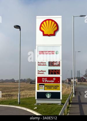 Das Werbeschild mit dem Shell-Logo in einer Tankstelle in der Stadt zeigt den Lagerbestand der Tankstellen für Tankstellen Stockfoto