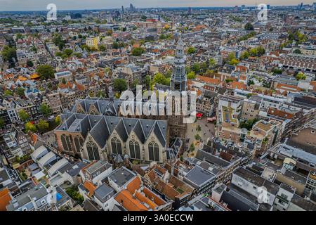 Atemberaubende Aussicht auf Westerkerk, die protestantische Kirche in Amsterdam und die ikonische Architektur, Kanäle und pulsierende Stadtlandschaft. Stockfoto