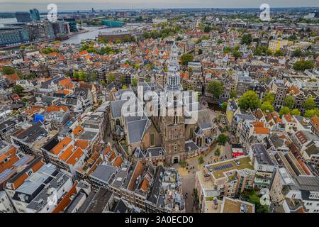 Atemberaubende Aussicht auf Westerkerk, die protestantische Kirche in Amsterdam und die ikonische Architektur, Kanäle und pulsierende Stadtlandschaft. Stockfoto