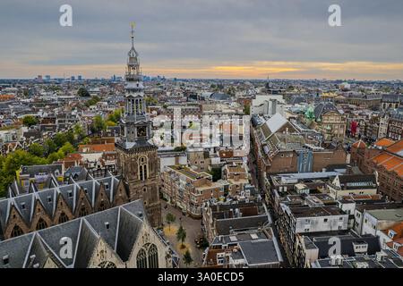 Atemberaubende Aussicht auf Westerkerk, die protestantische Kirche in Amsterdam und die ikonische Architektur, Kanäle und pulsierende Stadtlandschaft. Stockfoto