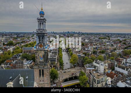 Atemberaubende Aussicht auf Westerkerk, die protestantische Kirche in Amsterdam und die ikonische Architektur, Kanäle und pulsierende Stadtlandschaft. Stockfoto