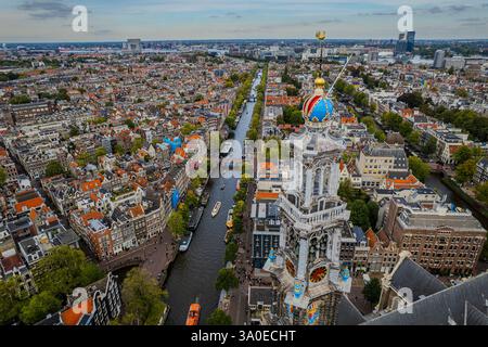 Atemberaubende Aussicht auf Westerkerk, die protestantische Kirche in Amsterdam und die ikonische Architektur, Kanäle und pulsierende Stadtlandschaft. Stockfoto