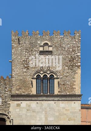 Taormina, Sizilien, Italien - 5. Juli 2024: Historische Innenstadt. Aussichtsturm Palazzo Corvaja Stockfoto