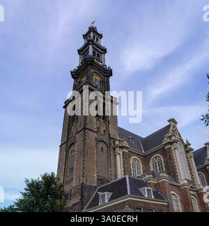 Atemberaubende Aussicht auf Westerkerk, die protestantische Kirche in Amsterdam und die ikonische Architektur, Kanäle und pulsierende Stadtlandschaft. Stockfoto
