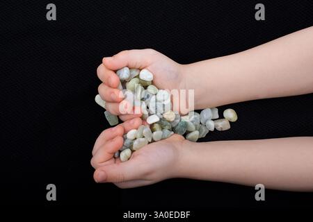 Handvoll sauber Steine, Kies in den Händen Stockfoto