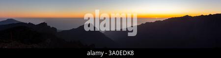 Sonnenuntergang über dem Atlantischen Ozean Panoramablick Landschaft Caldera de Taburiente Nationalpark Vulkanberg Gipfel Roque de los Muchachos Kanarische Inseln Spanien Stockfoto