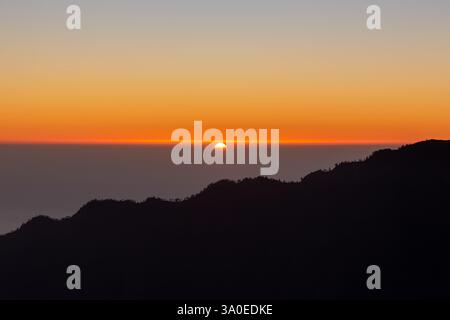 Sonnenuntergang über dem Atlantischen Ozean Panoramablick Landschaft Caldera de Taburiente Nationalpark Vulkanberg Gipfel Roque de los Muchachos Kanarische Inseln Spanien Stockfoto