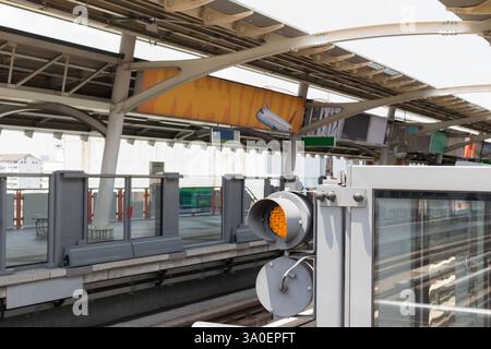 Der Skytrain fährt in Bangkok. Viele Menschen in Bangkok nutzten den Skytrain, um Zeit zu sparen. Stockfoto