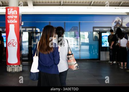Bangkok, Thailand - 16. März 2017 : BTS Skytrain fährt in Bangkok. Viele Menschen in Bangkok nutzten den Skytrain, um Zeit zu sparen. Stockfoto