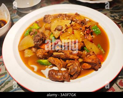 Frisches Rührei mit Kartoffeln und grüner Paprika in der Schüssel Stockfoto