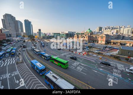 Seoul, Südkorea - 17. November 2022: Skyline der Stadt am Bahnhof Seoul im Herbst Stockfoto