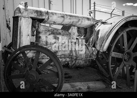 Seitenansicht eines antiken Fordson-Traktors aus den 1920er Jahren in Schwarz-weiß. Stockfoto