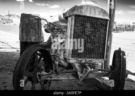 Vorderansicht eines antiken Fordson-Traktors aus den 1920er Jahren in Schwarz-weiß. Stockfoto