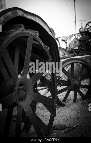 Stahllaschen an einem antiken Traktor in Schwarz-weiß. Stockfoto