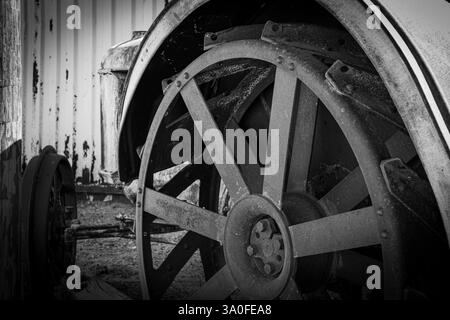 Stahllaschen an einem antiken Traktor in Schwarz-weiß. Stockfoto