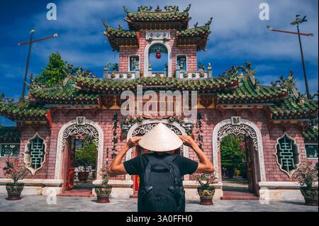 Touristen gehen in der Fukian Assembly Hall in der alten Stadt Hoi an, Vietnam Stockfoto
