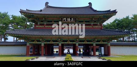 Buyeo County, Südkorea - 27. Mai 2021: Das Jeongyangmun Gate, ein beeindruckendes Beispiel für den architektonischen Wiederaufbau aus der Baekje-Ära, dient als Grand en Stockfoto