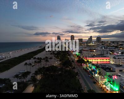 Nacht in Miami. Blick von Miami Beach aus der Vogelperspektive bei Nacht. Miami Beach mit Blick auf die Nachtfahrt. Panoramaaufnahme des Miami Beach bei Nacht. Ocean Drive Stockfoto