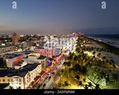 Nacht in Miami. Blick von Miami Beach aus der Vogelperspektive bei Nacht. Miami Beach mit Blick auf die Nachtfahrt. Panoramaaufnahme des Miami Beach bei Nacht. Ocean Drive Stockfoto