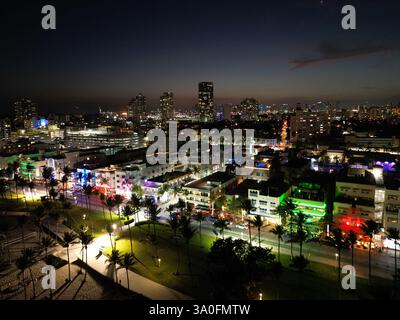 Miami Skyline nachts von einer Drohne. Blick aus der Vogelperspektive auf Miami Beach auf der Ocean Drive. Downtown Miami mit Meerblick in der Abenddämmerung. Panoramaaufnahme von Miami Stockfoto