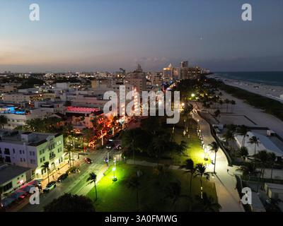 Miami Skyline nachts von einer Drohne. Blick aus der Vogelperspektive auf Miami Beach auf der Ocean Drive. Downtown Miami mit Meerblick in der Abenddämmerung. Panoramaaufnahme von Miami Stockfoto
