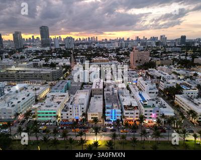 Nacht in Miami. Blick von Miami Beach aus der Vogelperspektive bei Nacht. Miami Beach mit Blick auf die Nachtfahrt. Panoramaaufnahme des Miami Beach bei Nacht. Ocean Drive Stockfoto