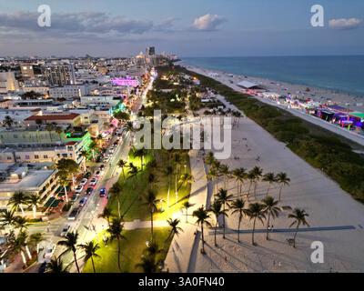 Miami Skyline nachts von einer Drohne. Blick aus der Vogelperspektive auf Miami Beach auf der Ocean Drive. Downtown Miami mit Meerblick in der Abenddämmerung. Panoramaaufnahme von Miami Stockfoto