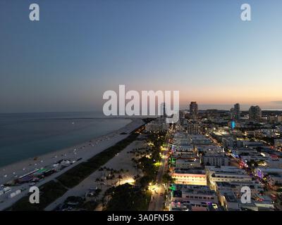 Nacht in Miami. Blick von Miami Beach aus der Vogelperspektive bei Nacht. Miami Beach mit Blick auf die Nachtfahrt. Panoramaaufnahme des Miami Beach bei Nacht. Ocean Drive Stockfoto