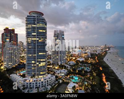 Miami Skyline nachts von einer Drohne. Blick aus der Vogelperspektive auf die Küste von Miami Beach. Downtown Miami mit Meerblick in der Abenddämmerung. Panoramaaufnahme der Skyline von Miami Stockfoto