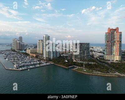 Nacht in Miami. Blick von Miami Beach aus der Vogelperspektive bei Nacht. Miami Beach mit Blick auf die Nachtfahrt. Panoramaaufnahme des Miami Beach bei Nacht. Ocean Drive Stockfoto