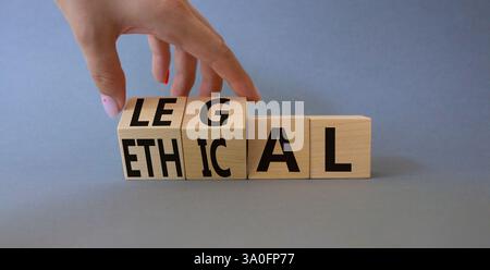 Ethisches und rechtliches Symbol. Geschäftsmann dreht Holzwürfel und ändert das Wort ethisch in legal. Schöner grauer Hintergrund. Geschäftliche und ethische Aspekte Stockfoto