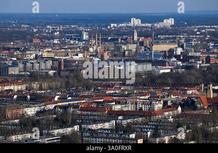 Berlin, Deutschland. März 2025. Der Estrel-Turm, Berlins erstes Hochhaus, der auf der Sonnenallee in Neukölln errichtet wird, bietet einen Blick über die gesamte Stadt. Hier in Richtung Schöneweide. Das Hotel, die Büroräume und die Sky Bar werden voraussichtlich 2026 eröffnet. Quelle: Jens Kalaene/dpa/Alamy Live News Stockfoto