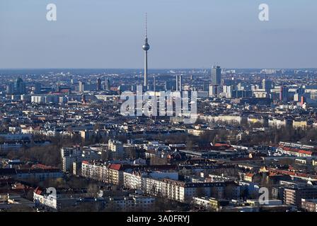 Berlin, Deutschland. März 2025. Der Estrel-Turm, Berlins erstes Hochhaus, der auf der Sonnenallee in Neukölln errichtet wird, bietet einen Blick über die gesamte Stadt. Sie ist 176 Meter hoch. Das Hotel, die Büroräume und die Sky Bar werden voraussichtlich 2026 eröffnet. Quelle: Jens Kalaene/dpa/Alamy Live News Stockfoto