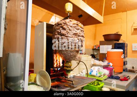 Taco al Pastor steht in der Stadt Oaxaca in Mexiko. Stockfoto