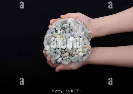 Handvoll sauber Steine, Kies in den Händen Stockfoto
